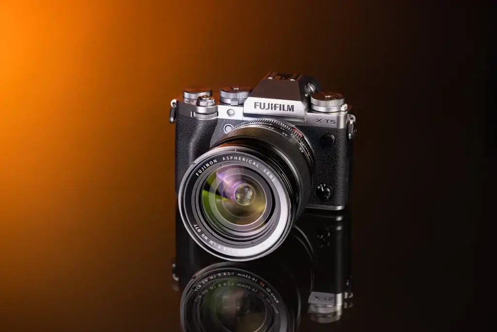 Fotocamere mirrorless per il reportage: Fujifilm X-T5 con obiettivo XF 16-55mm