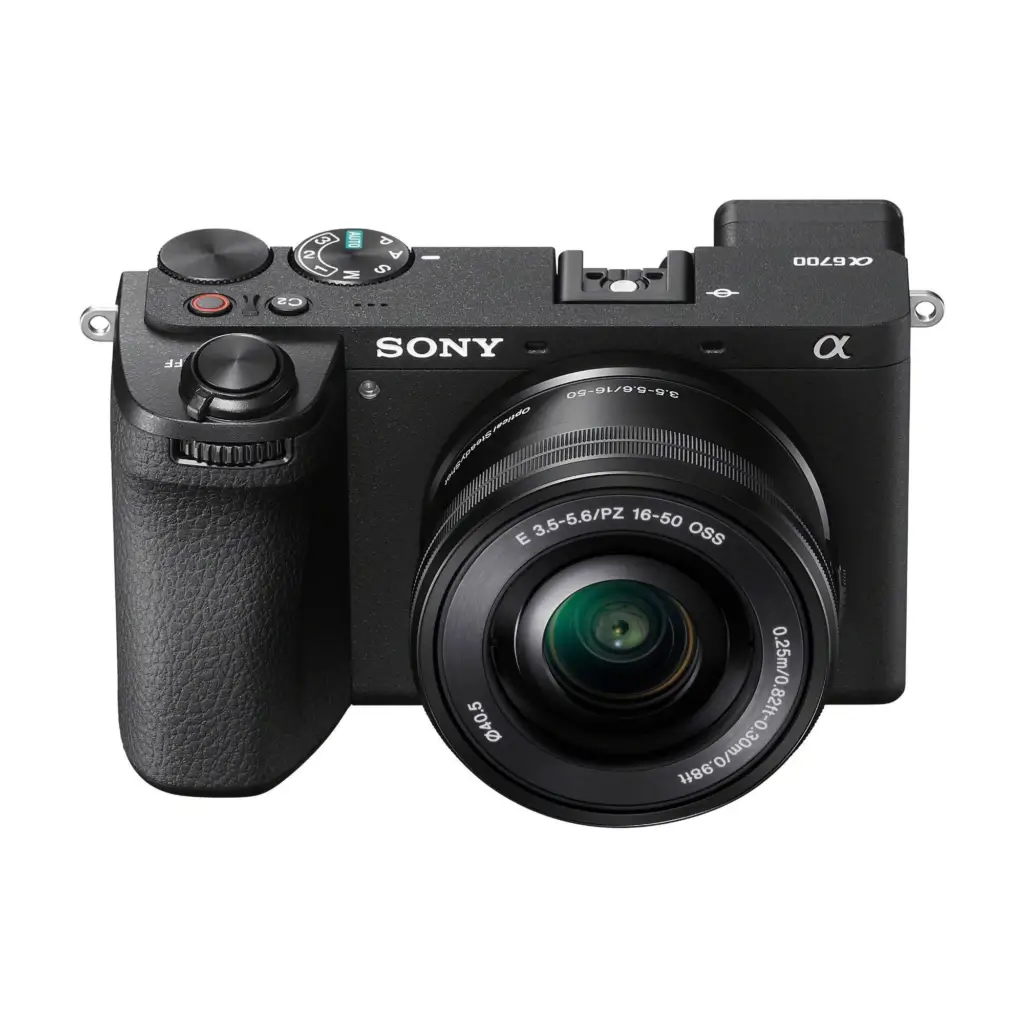 Fotocamere mirrorless da viaggio: la Sony A6700 nera con obiettivo zoom su fondo bianco