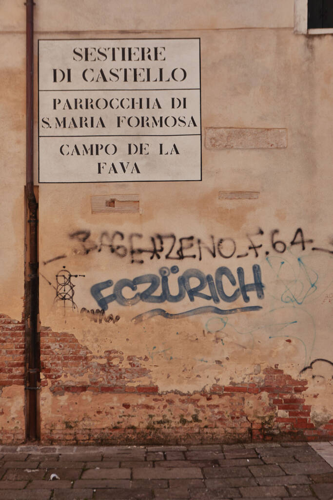 Targa in pietra della Parrocchia di Santa Maria Formosa in Campo de la Fava con graffiti sottostanti